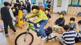 6학년 과학 축제의 날- 자전거 발전기 돌리기